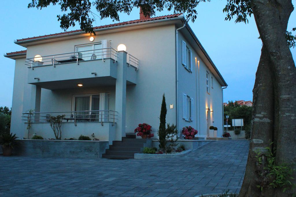 Apartments Villa Mantinela Malinska Exterior foto