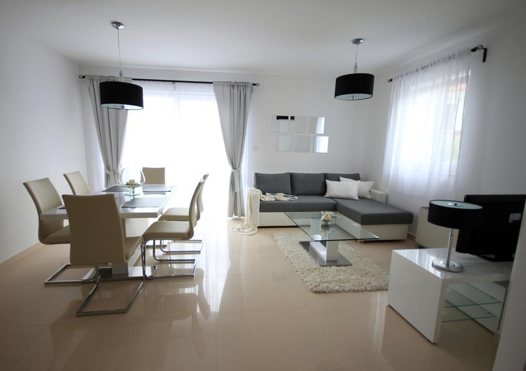 Apartments Villa Mantinela Malinska Zimmer foto