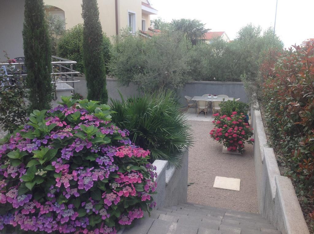 Apartments Villa Mantinela Malinska Exterior foto