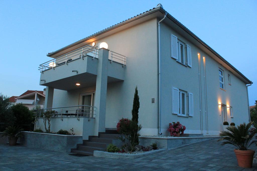 Apartments Villa Mantinela Malinska Exterior foto